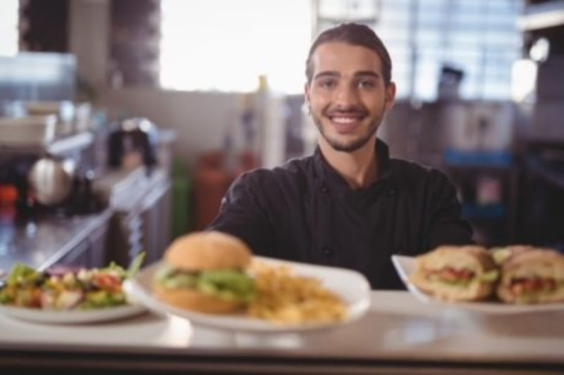 Restaurant workers: tips, young employees and an incentive program to the rescue!