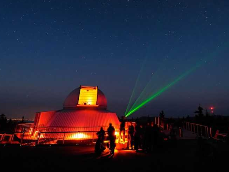 Are there any restaurants near the ASTROlab at Mont-Mégantic National Park?