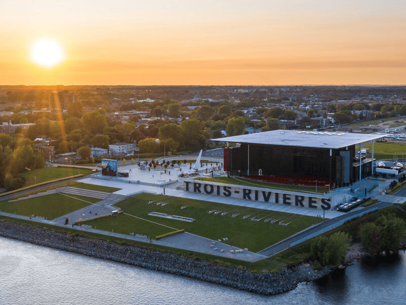 Which restaurant to eat near the Cogeco Amphitheatre?