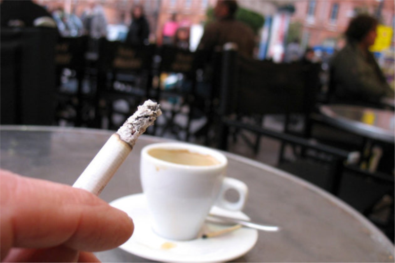 Cigarettes sur les terrasses : une majorité de Québécois appuient l’interdiction