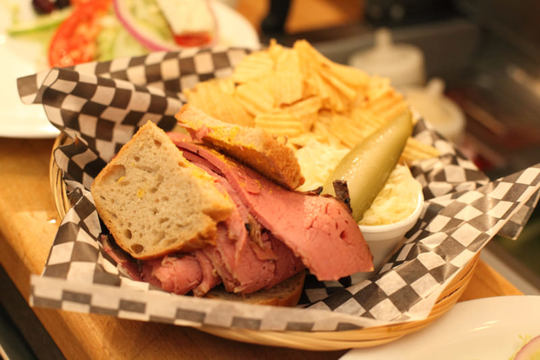 PHIL SMOKED MEAT, LE MUST DE TOUS LES GOURMANDS, SOULIGNE SON 5E ANNIVERSAIRE!