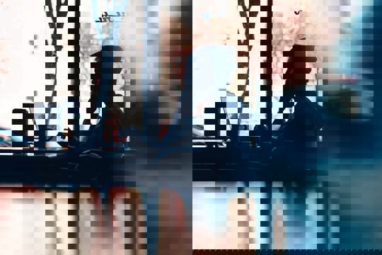 Ces gens qui envahissent les cafés pour la journée…