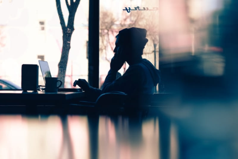 Ces gens qui envahissent les cafés pour la journée…