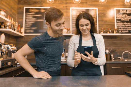 Livraison rapide : jeunes travailleurs et poulet rôti