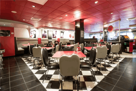 Livraison rapide : Tim Hortons, Rétro 50 et Au Petit Chalet