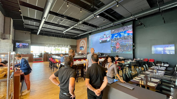 Livraison rapide : L’Europe pour la Cage, les PFK à Québec et semaine de la poutine