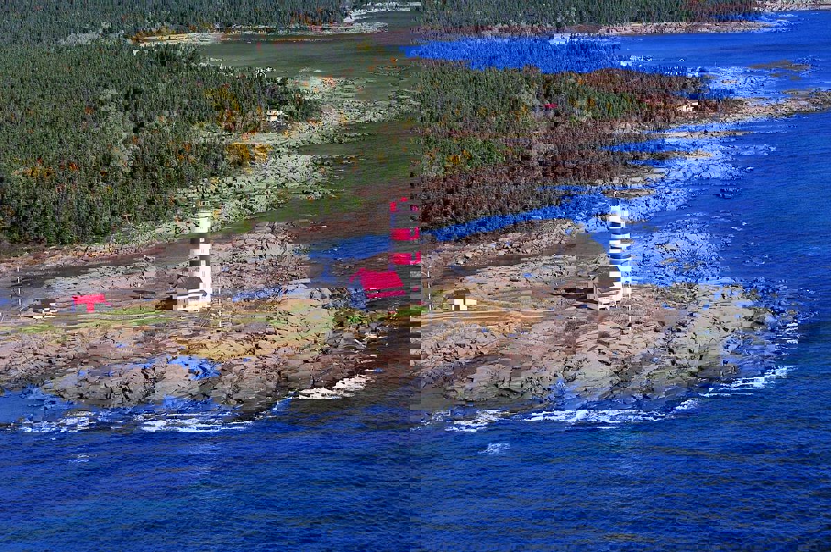 Phare de Pointe-des-Monts photo 1