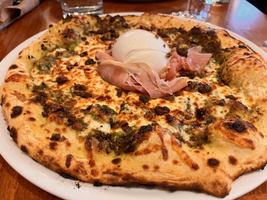 Pizzas au four à bois et charme d’époque