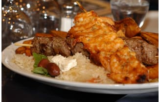 Brochetterie la Maison Grecque: a sunny cuisine in a winter that lasts forever