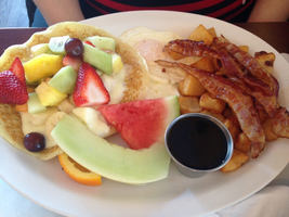 Eggsoeufs: finally a restaurant for breakfast diners serving dinners on weekends!