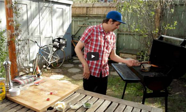 Homard grillé au beurre à l’ail sur le BBQ