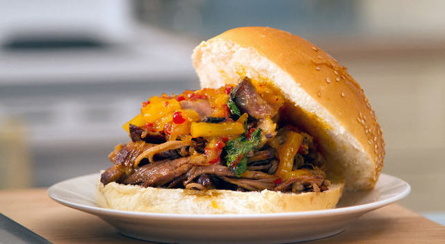 Sandwich au jambon effiloché et chutney à l'ananas